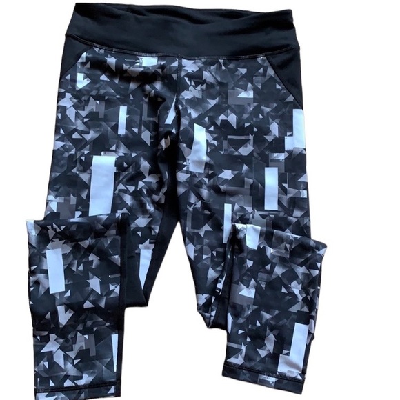🏃♀️3/$10! Under Armour Womens Fitted Black & White Heatgear Leggings - Picture 2 of 9